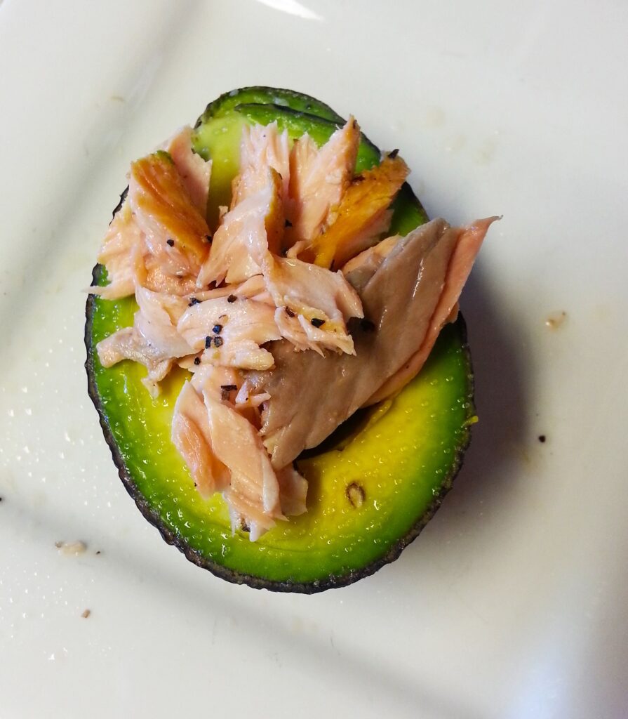 avocado, salmone, insalata
